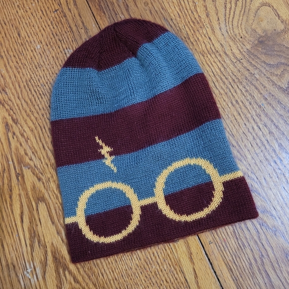 Harry Potter Gryffindor Graphic T-shirt Sz XL & CultureFly Beanie Bundle - Picture 6 of 11